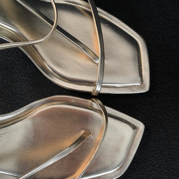 Steve Madden Women's "Locke" Gold Strappy Sandals Size: 9 - Picture 5 of 9